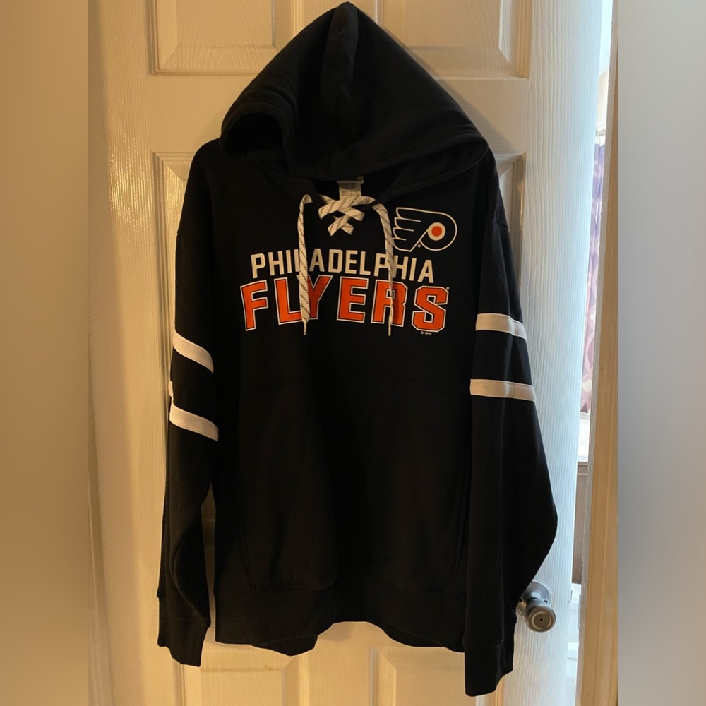 NWT Flyers sweatshirt WOMEN’S size large